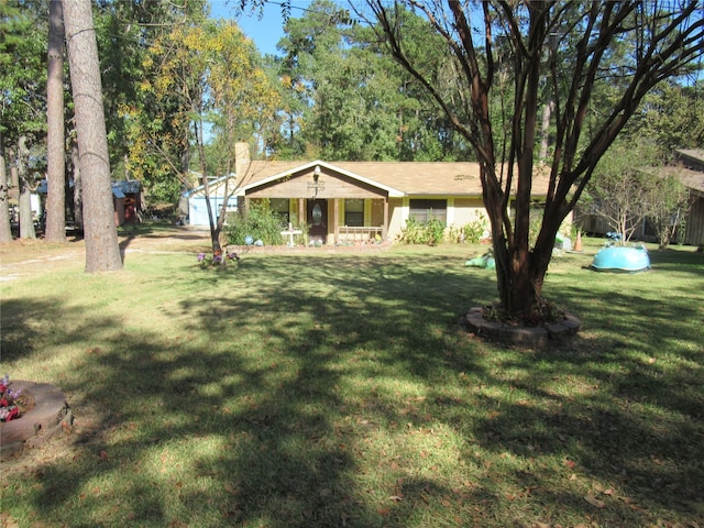 view of front facade featuring a front yard