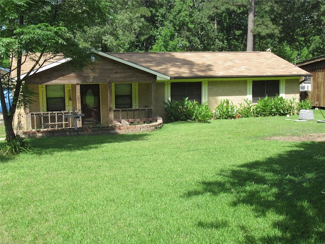 372 Creekside Dr, Onalaska, TX 77360 - ranch-style house with a front lawn, a porch, and roof with shingles