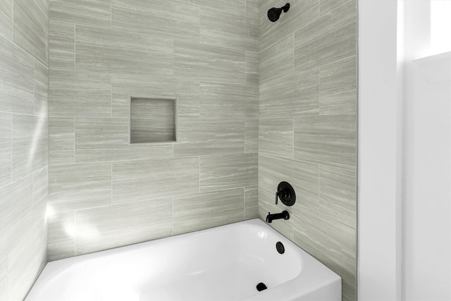 bathroom with tiled shower / bath