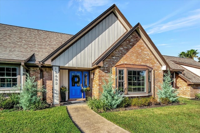 view of front of house featuring a front lawn