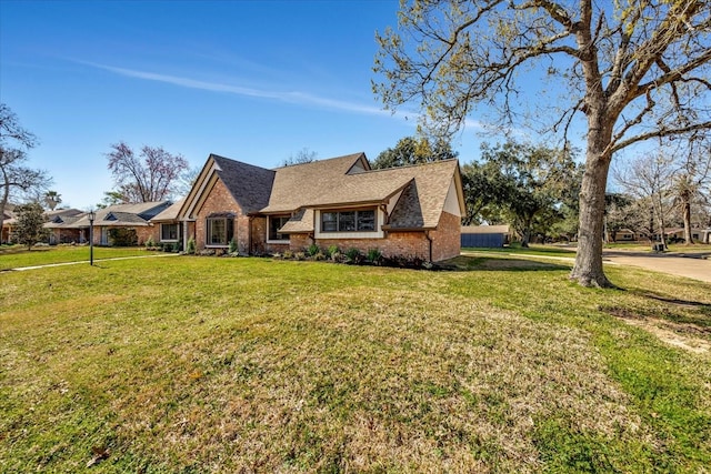 view of front of house featuring a front lawn