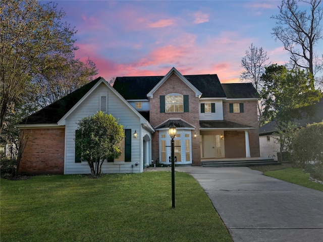 view of front of house featuring a yard