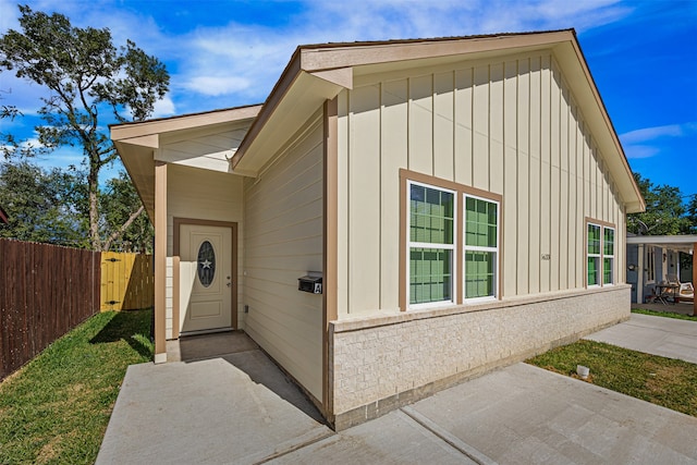 view of front of property featuring a patio area