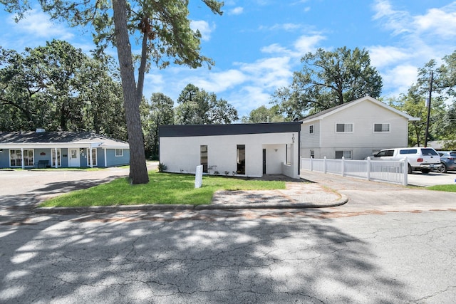 view of front of home featuring a front lawn