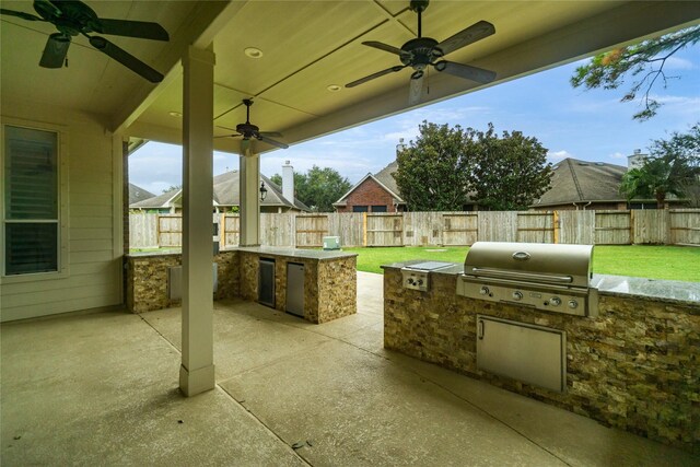 view of patio featuring grilling area, an outdoor kitchen, and ceiling fan