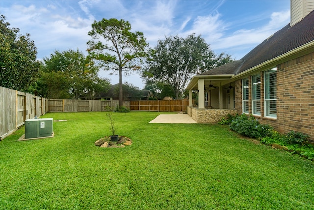 view of yard featuring a patio