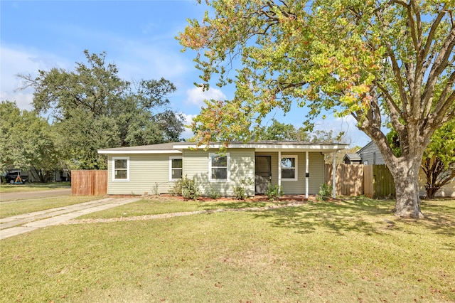 ranch-style home featuring a front lawn