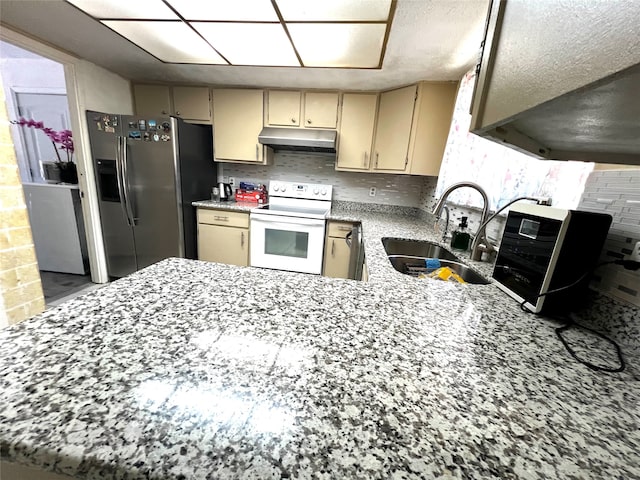 kitchen featuring cream cabinets, sink, kitchen peninsula, white range with electric stovetop, and stainless steel fridge with ice dispenser