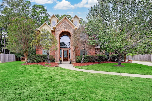 view of front facade featuring a front yard