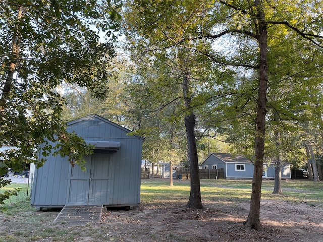 view of yard with a shed