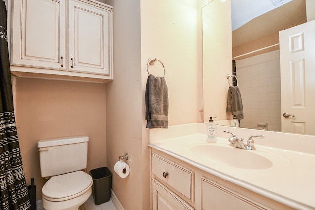 full bathroom with a shower with shower curtain, vanity, toilet, and baseboards