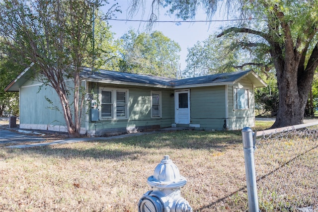 ranch-style home featuring a front lawn