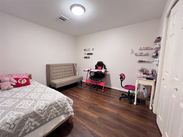 bedroom featuring dark hardwood / wood-style floors and a closet