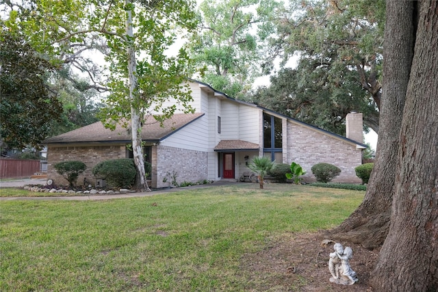 view of front of property featuring a front lawn