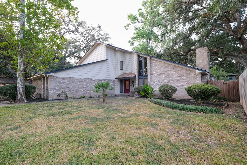 103 Wedgewood St, Lake Jackson, TX 77566 - view of property featuring a front yard