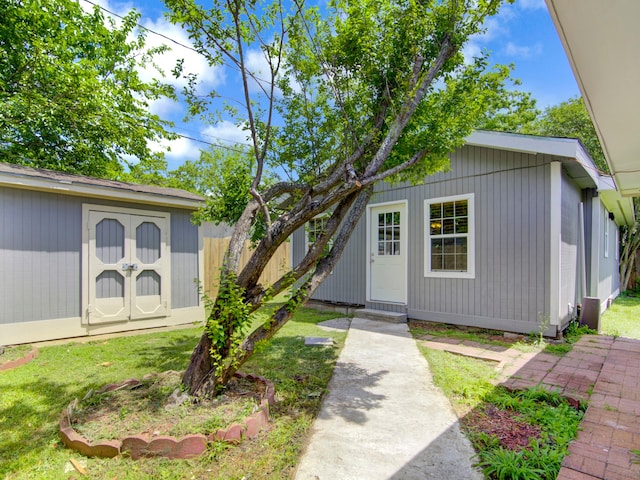 exterior space featuring a lawn