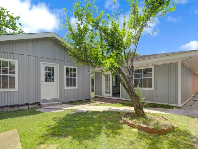 exterior space featuring a lawn