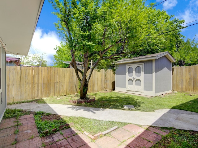 view of yard with a storage shed