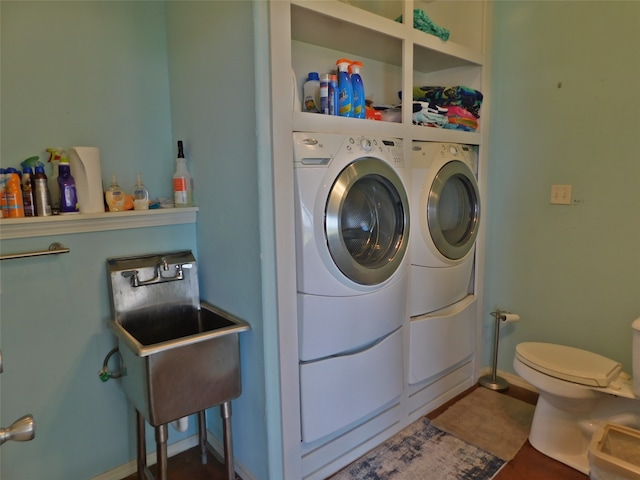 washroom featuring washing machine and clothes dryer