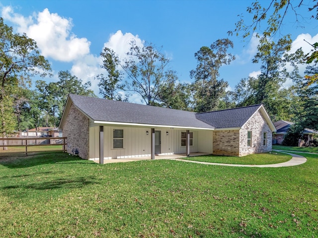 single story home with a front yard