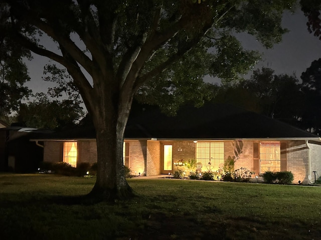 view of front facade with a yard