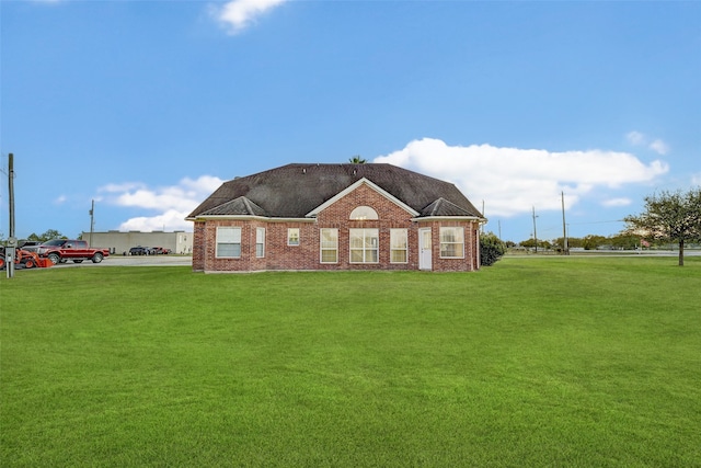 view of front facade with a front yard