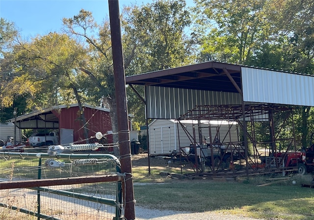 view of yard featuring an outdoor structure