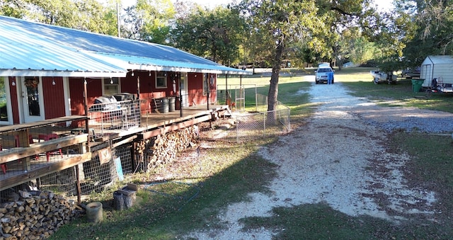 view of yard featuring an outdoor structure