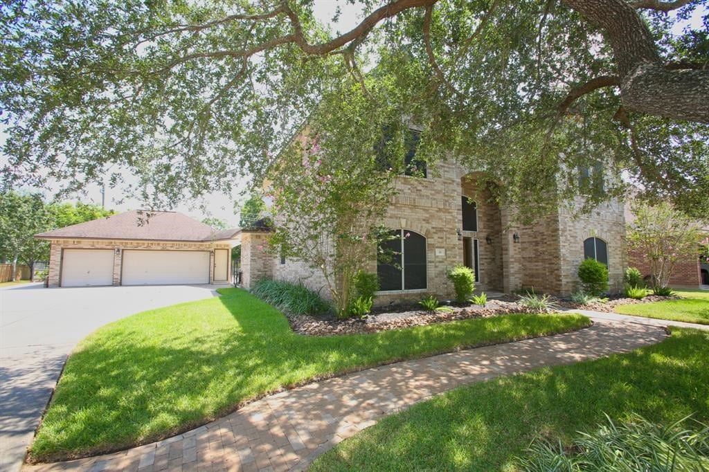 view of front of home featuring a front lawn and a garage