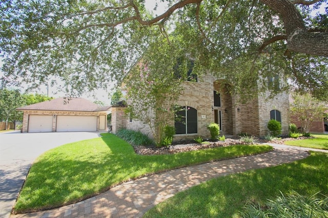 view of front of home featuring a front lawn and a garage