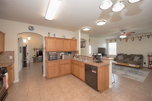 kitchen with sink, black appliances, kitchen peninsula, ceiling fan, and backsplash