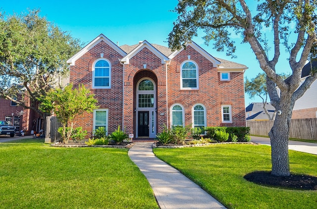 view of front of property featuring a front lawn