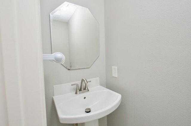 bathroom featuring sink