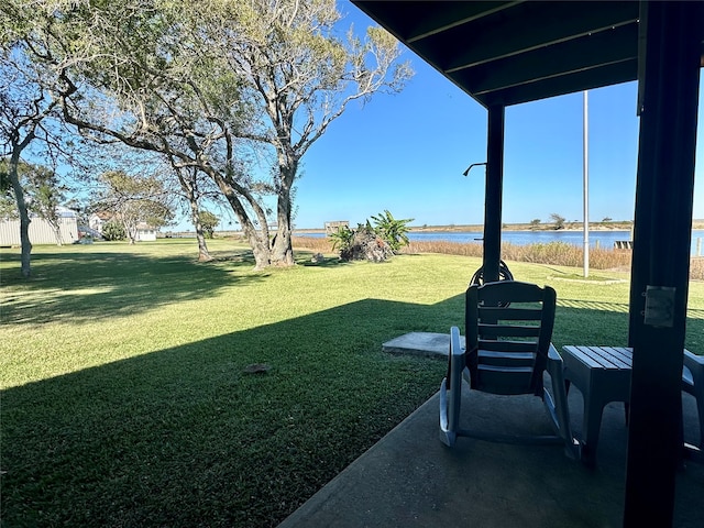 view of yard featuring a water view