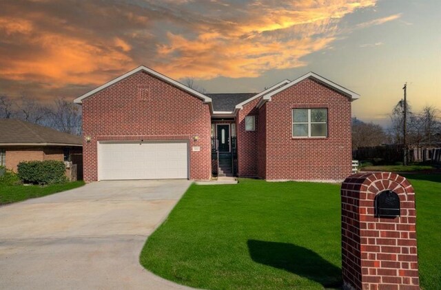 view of front of house featuring a yard and a garage