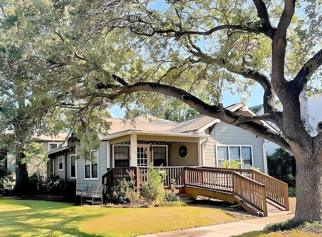 view of front facade featuring a front yard