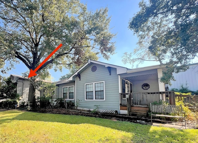 view of front of home featuring a front yard