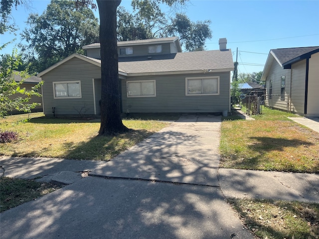 view of front of property featuring a front yard