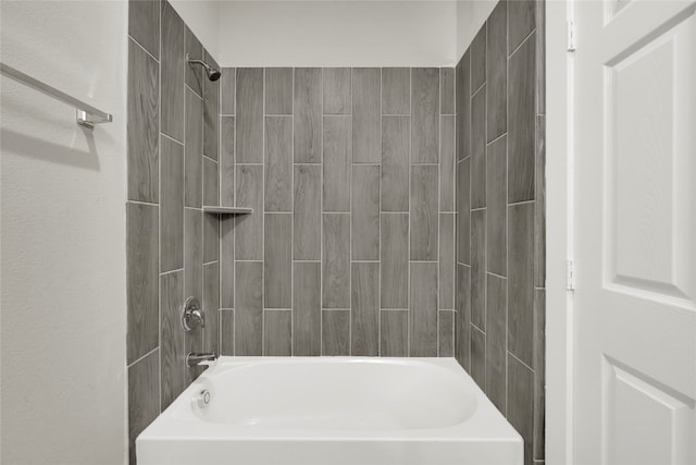 bathroom with tiled shower / bath