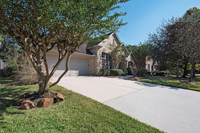 view of front facade featuring a garage and a front lawn