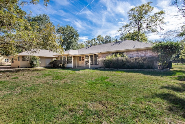 view of front of house featuring a front lawn