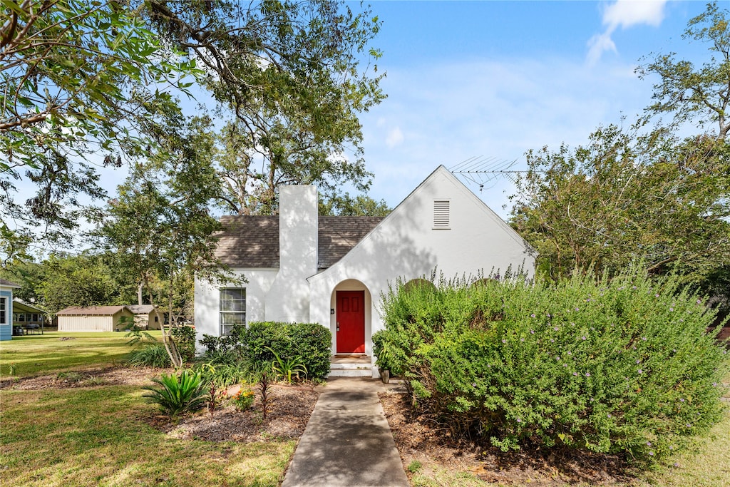 view of front of property featuring a front lawn