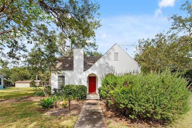 view of front of property featuring a front lawn