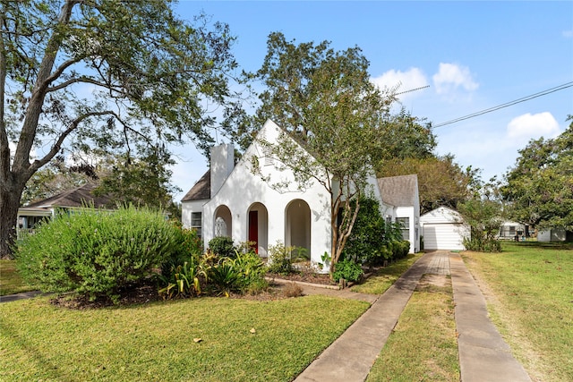 view of front facade with a front lawn