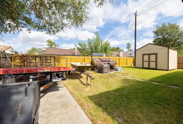 view of yard with a shed