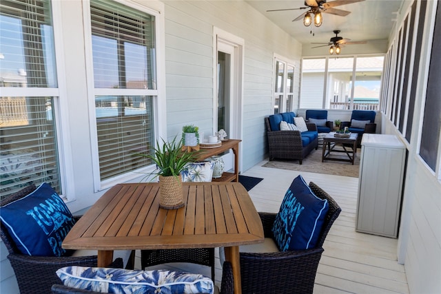 sunroom / solarium featuring a ceiling fan