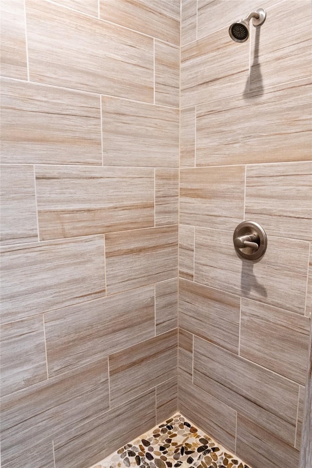 bathroom featuring a tile shower