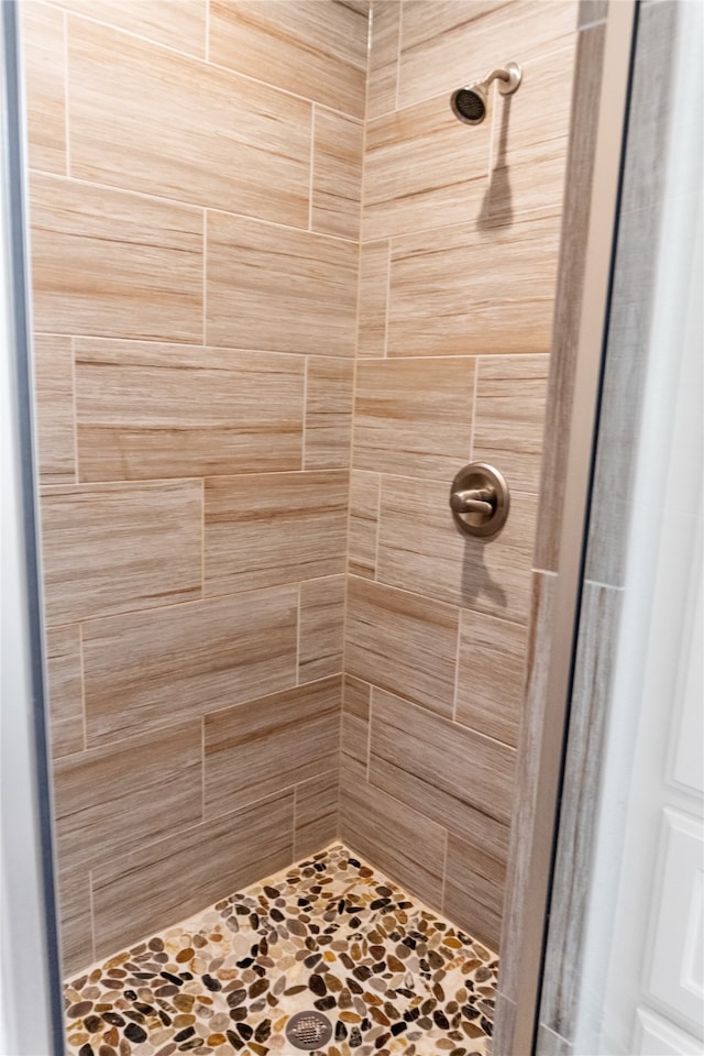 bathroom featuring a tile shower