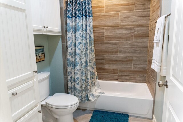 bathroom featuring shower / bath combo with shower curtain and toilet