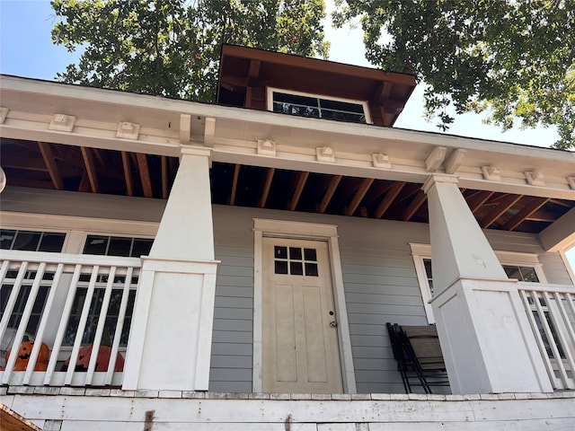 property entrance featuring a balcony